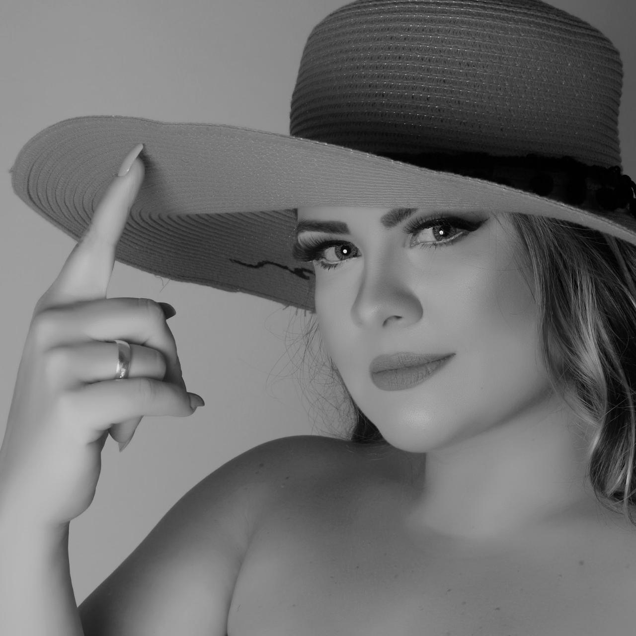 Amanda Santana - Front Management