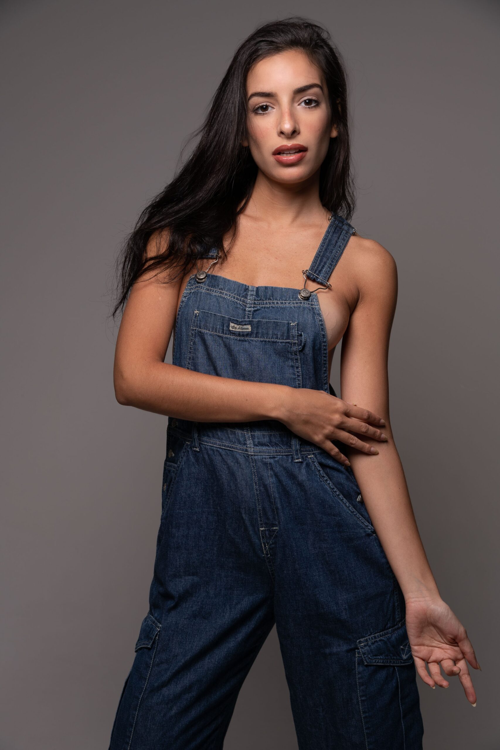 Camila Alves - Front Management