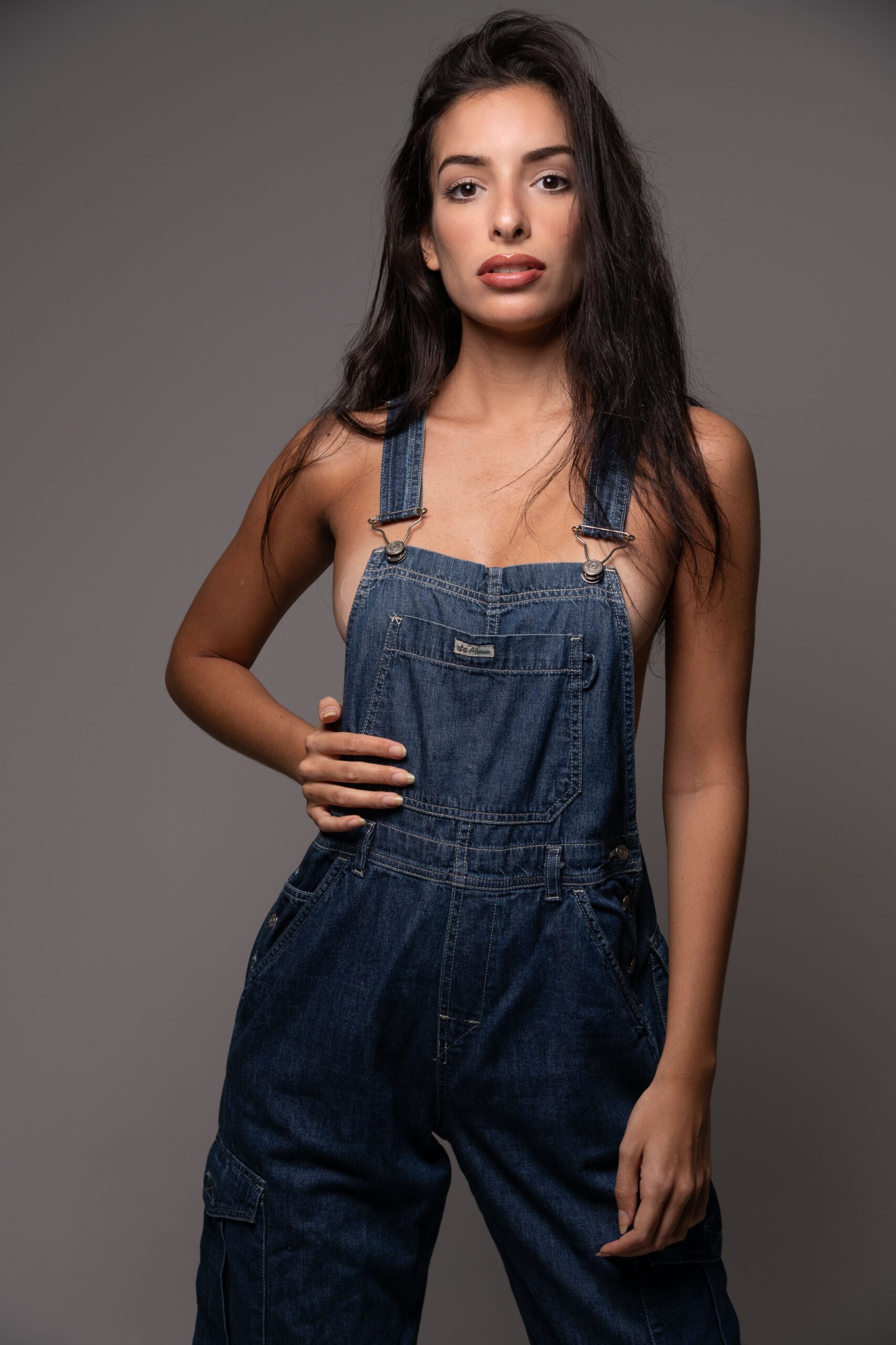 Camila Alves - Front Management