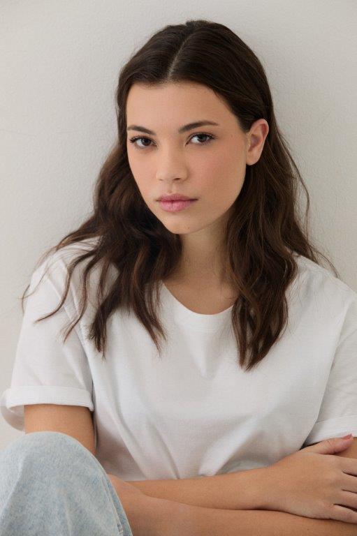 Camila Wiezel - Front Management