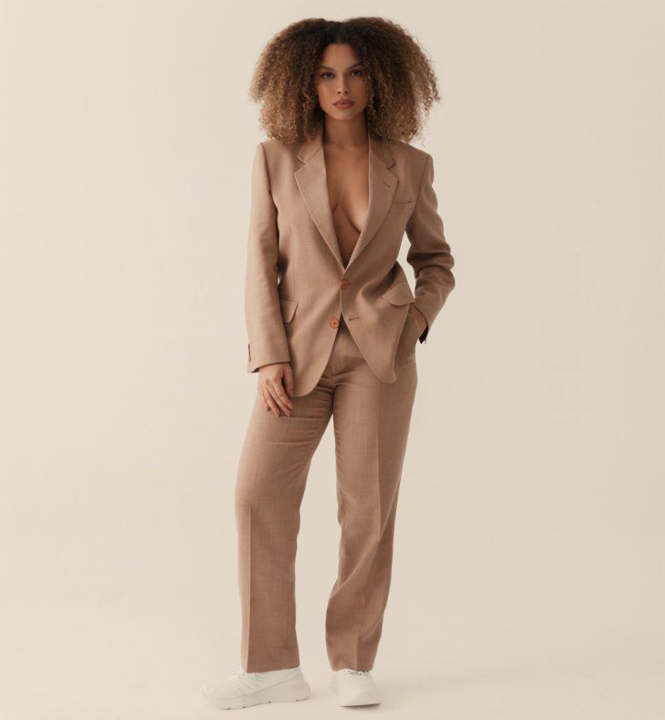 Larissa França - Front Management