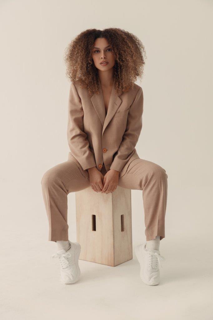 Larissa França - Front Management