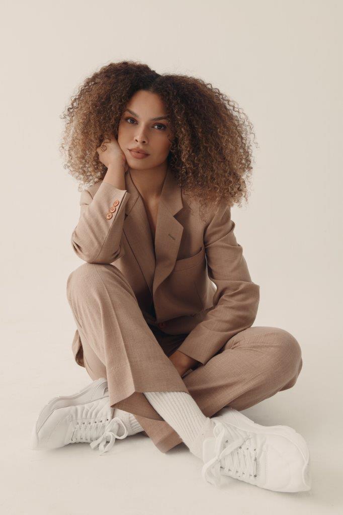 Larissa França - Front Management