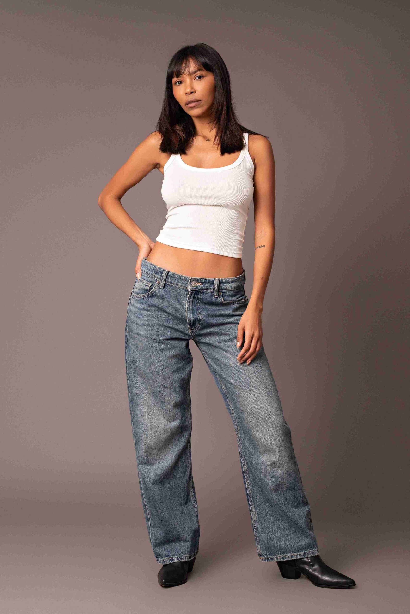 Larissa Leal - Front Management