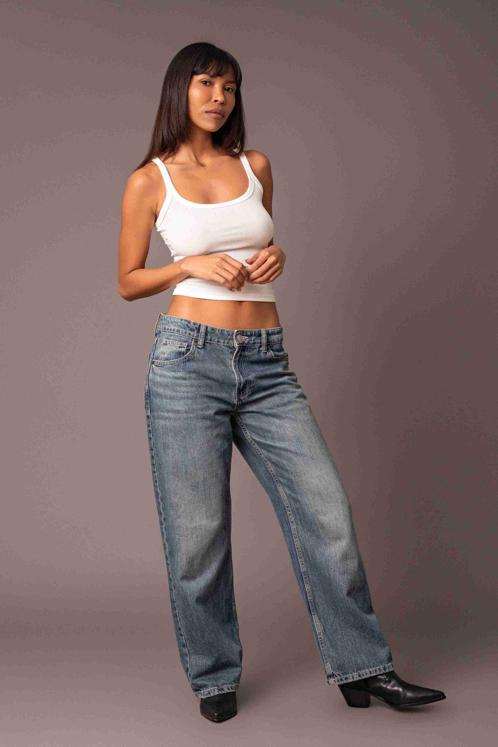 Larissa Leal - Front Management