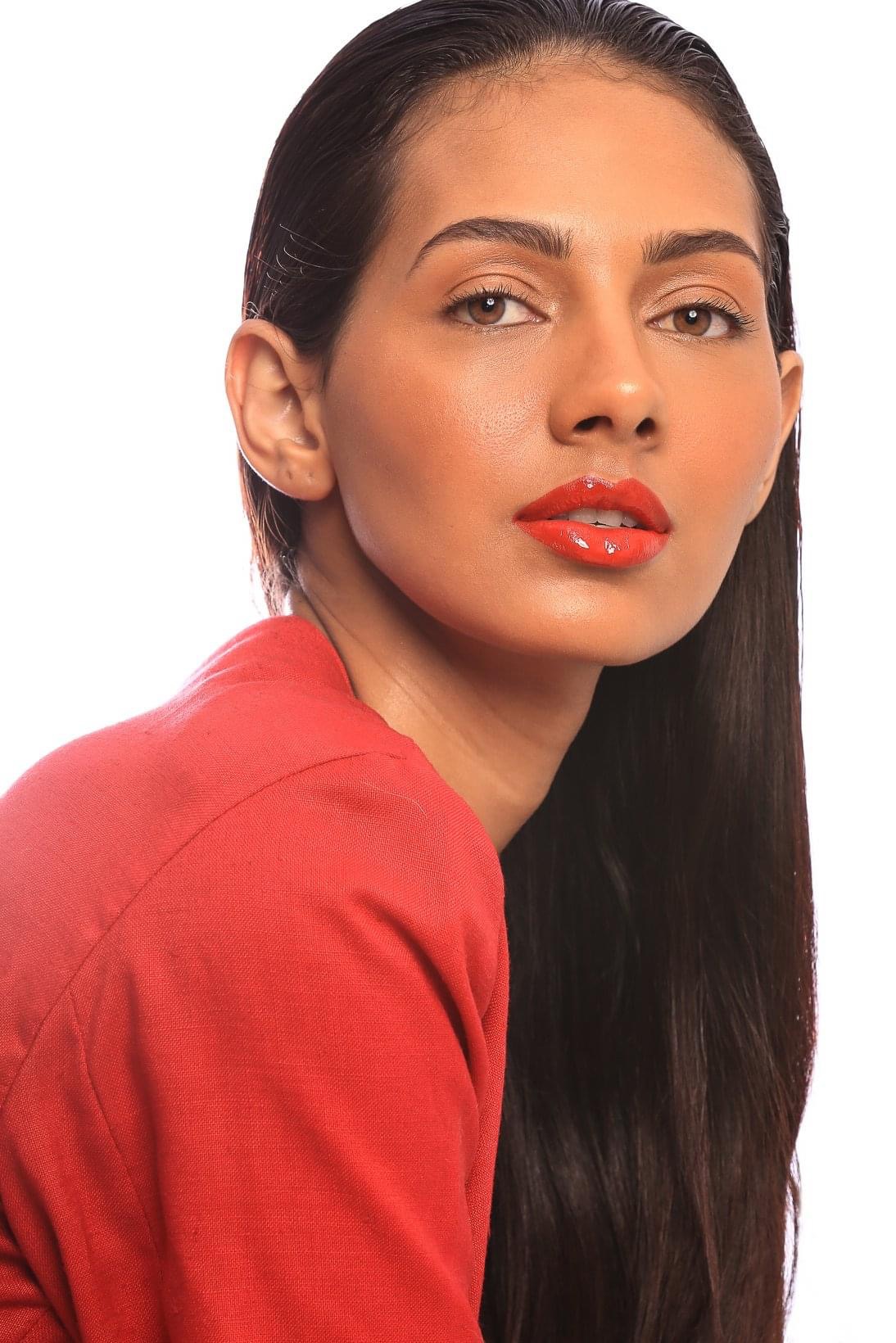 Laryssa Santos - Front Management