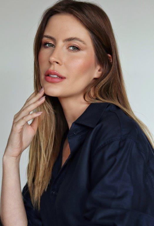 Layanne Souza - Front Management