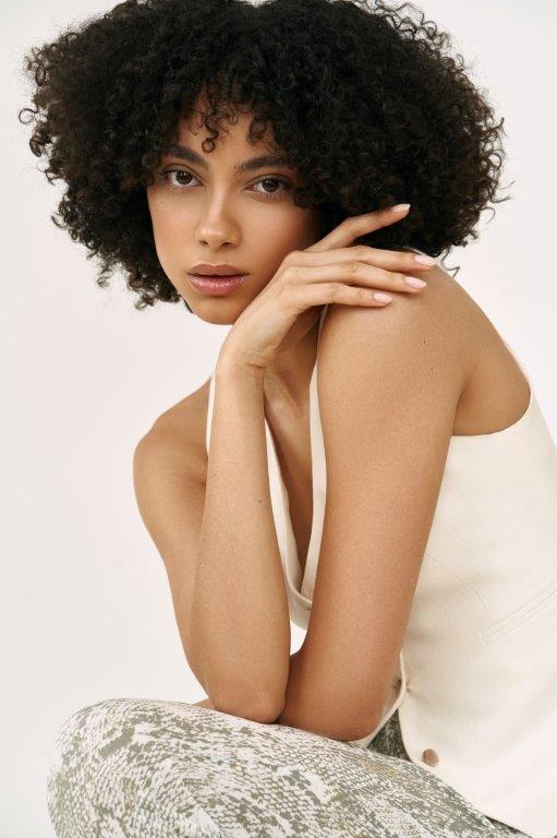 Isabella Araujo - Front Management