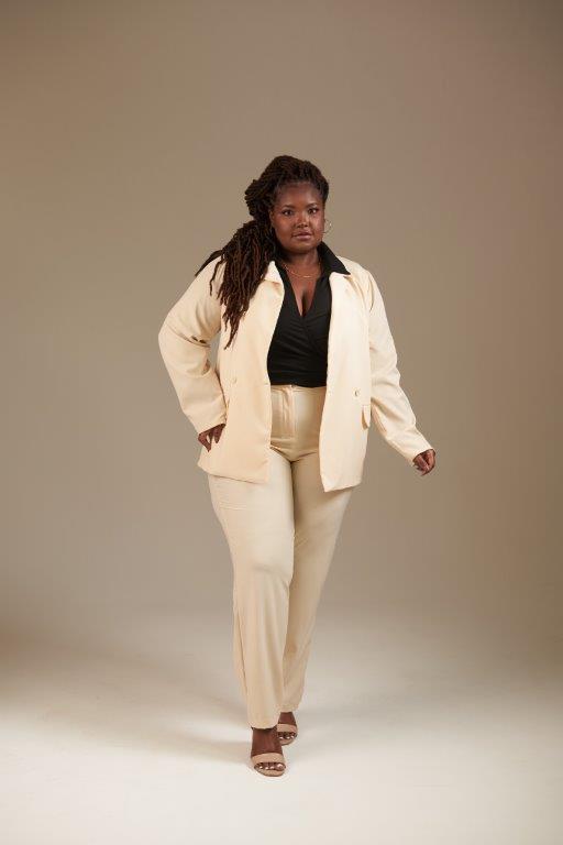 Symoni Soares - Front Management