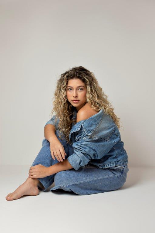 Lara Suzana - Front Management
