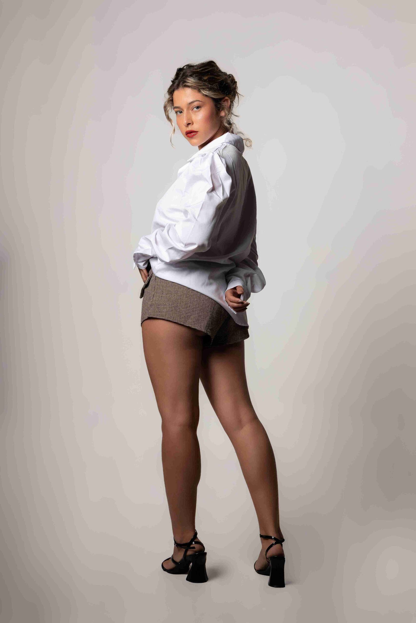 Lara Suzana - Front Management