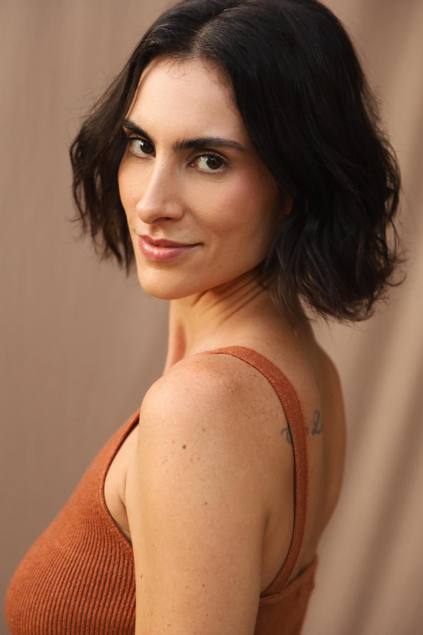 Ana Flávia Bischuttes - Front Management