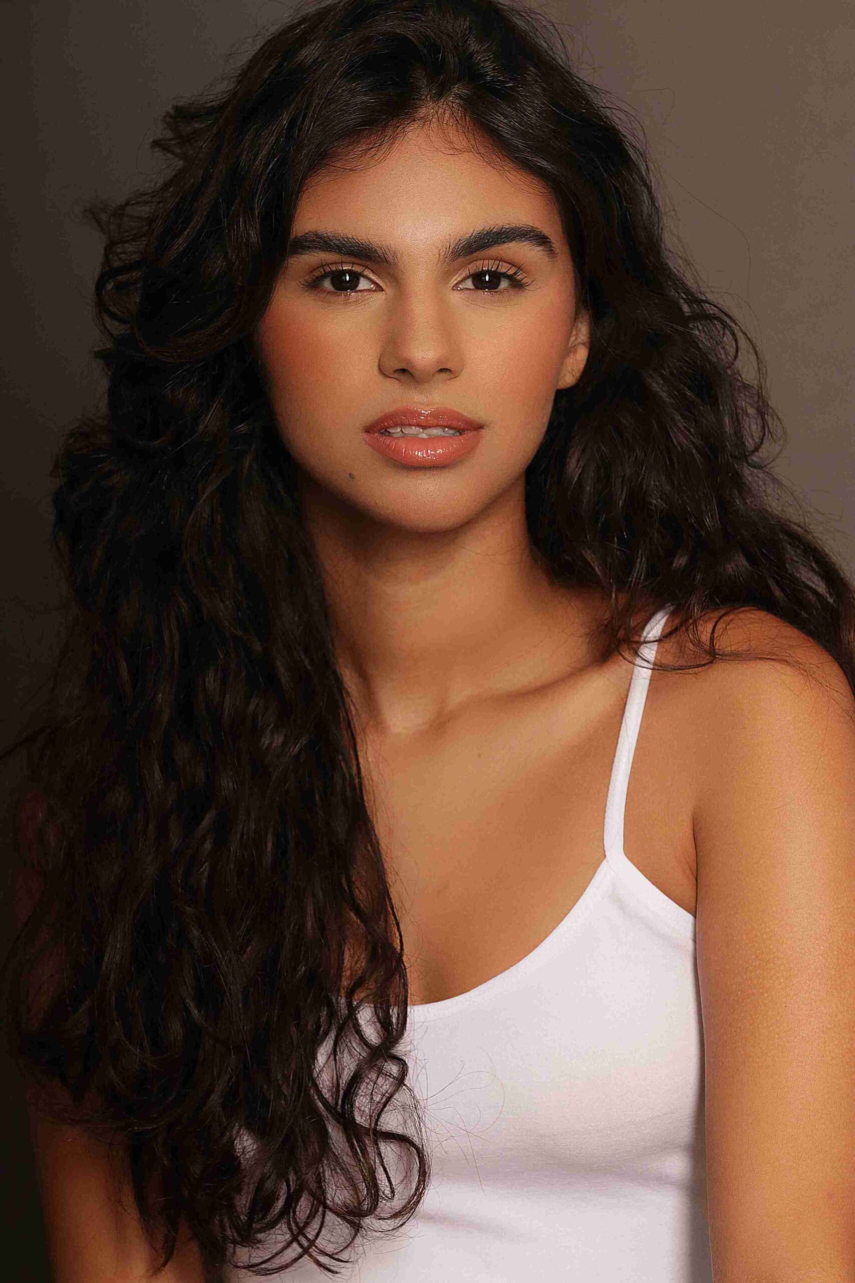 Izabelly Santos - Front Management